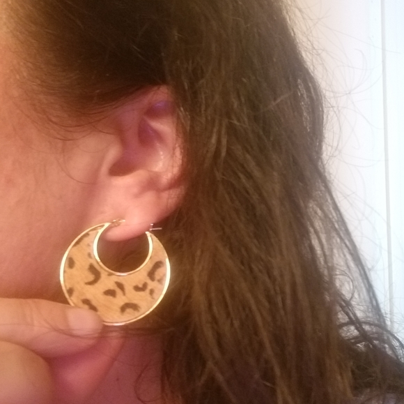 Cheetah print hoops - Picture 4 of 4
